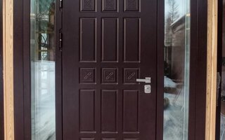парадная входная дверь для деревянного дома, со стеклом боковыми и верхней вставкой