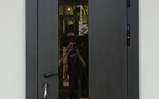 входная дверь в загородный дом с верхней вставкой, с ковкой и стеклом