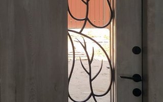 дверь стальная в загородный дом с верхней вставкой, с ковкой и стеклом, внутренняя сторона