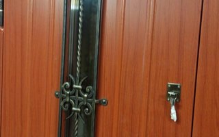 двустворчатая металлическая дверь для загородного дома