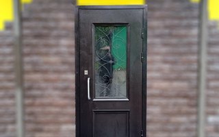 стальная дверь в коттедж ДКТЖ-4 с кованым стеклом внутри и стеклопакетом