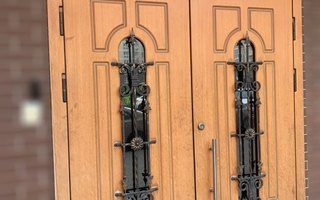 металлическая двустворчатая дверь с верхней вставкой, модель ДКТЖ-60 в коттедж